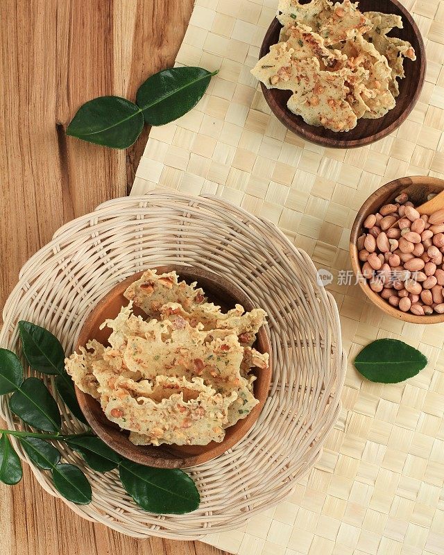 Rempeyek Kacang或Peyek Kacang是印度尼西亚爪哇的传统小吃。